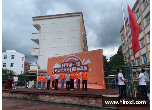 刘翔巨型雕像矗立城市广场见证体育传奇与奋斗精神